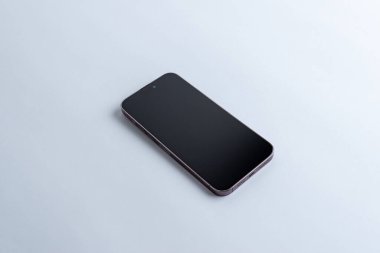 Temiz ve modern telefon gri masada. Uygulama gösterisi için Isome görünümü Pürüzsüz ve profesyonel bir estetik