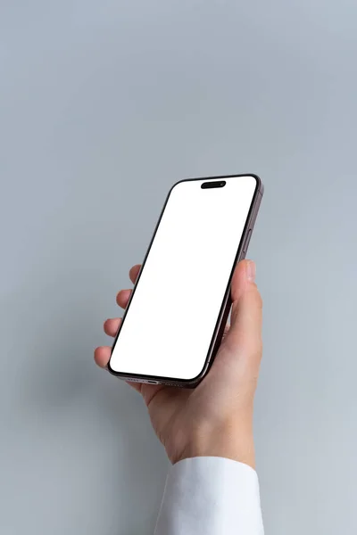 Hand Håller Smartphone Med Blank Isolerad Skärm Mot Grå Bakgrund — Stockfoto