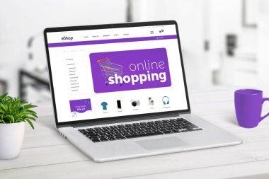 İnternetteki dükkan dizüstü bilgisayar ekranı konsepti. Ürünleri ve alışveriş arabası olan modern ecommerce sayfası