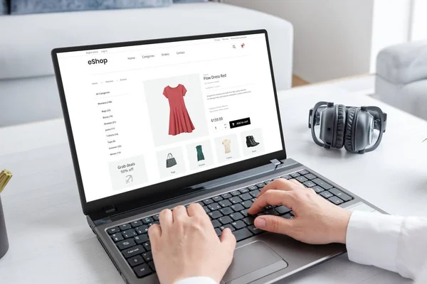 Женщина Покупает Потрясающее Красное Платье Онлайн Ноутбуком Интерфейс Электронной Коммерции — стоковое фото