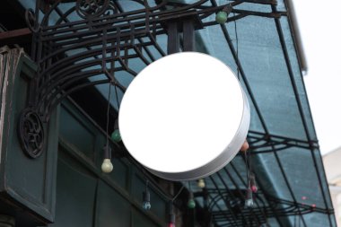 Lokantası olan hareketli bir sokak sahnesi, bar dairesel tabelaları. Logo için izole yüzey, marka tanıtımı