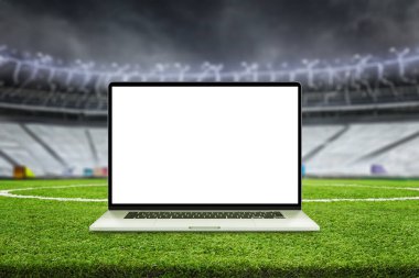 Futbol sahasında dizüstü bilgisayar modeli. Stadyum arka planda duruyor. Uygulama veya web sayfası tanıtımı için izole ekran