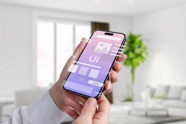 Mobil uygulama kullanma kavramı. Karmaşık ya da basit kullanıcı arayüzü. Uygulama ögeleri cep telefonu ekranında uçar