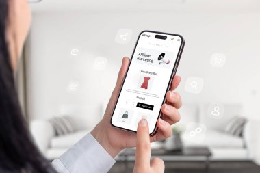 Bir kadının elinde cep telefonu olan bir pazarlama kompozisyonu ve tanıtım için yardımcı pazarlama linkleri sunan bir ekommerce web sitesi