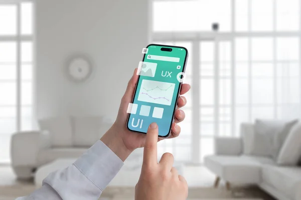 Benutzeroberflächenkonzept Smartphone Der Hand Mit Fliegenden App Design Elementen — Stockfoto