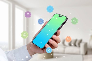 Ünlü sosyal medya uygulama simgeleri ve konsept ağ düğümleriyle çevrili bir kadın eli telefon