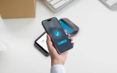 Bir POS terminalinde mobil ödeme uygulanırken, pürüzsüz bir işlem süreci ve çağdaş perakende ödeme yöntemlerinin altını çizerek