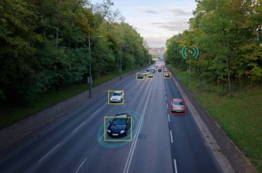 Akıllı şehir trafik kameraları izleme konsepti. Arabalı sokak. Arabaları saymak, plakaları kaydetmek, ölçüm hızı, Wi-Fi