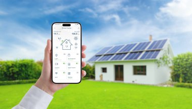 Akıllı ev uygulamalı akıllı telefon, güneş paneli enerjisini, sıcaklığını ve ev tüketimini izlemek, verimli yeşil yaşam kavramını geliştirmek