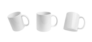 Üç ayrı pozisyonda klasik bir beyaz kupa sergileniyor. Yazdırma üzerine yazma, tasarım tanıtım, pazarlama ve reklam için çok yönlü resim mükemmel