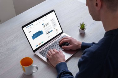 Ecommerce web sitesinden mobilya satın al. Dijital platformda koltuk ve koltuk sehpası arayışı kavramını resmediyorum.