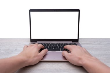 Eller dizüstü bilgisayarda maket için izole ekran, web sayfası sunumu ile yazılıyor. Boş dijital arayüze sahip modern çalışma alanı kavramı