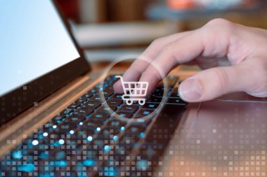 Bilgisayarda alışveriş arabası ikonlarıyla el yazısı yazmak. Çevrimiçi alışveriş kavramı. Kusursuz online alışveriş parmaklarının ucunda. Modern tüketicileri dijital kolaylık ve verimlilikle güçlendirmek
