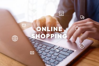 Adam internette ikonlar ve mesajlarla alışveriş yapmak için dizüstü bilgisayar kullanıyor. Dijital tüketici kolaylığı için modern e-ticaret kavramı