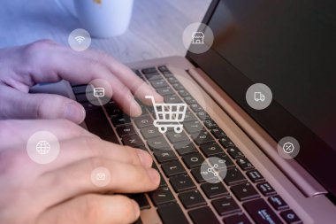 Bilgisayarda online alışveriş kavramı. Alışveriş arabasının ikonları, kredi kartı, para, indirim. Modern dijital perakende deneyimi