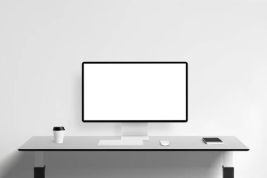 Modern bir bilgisayar görüntüsü sunan temiz bir masa. Çağdaş çalışma alanı ayarlarında dijital tasarımları ve profesyonel sunumları göstermek için ideal