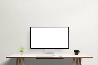 Çalışma masasında modern bilgisayar ekranında beyaz ekran. Ajans web sayfası ya da uygulama sunumu için bir model. Dijital tasarımları ve profesyonel portföyü sergilemek için ideal