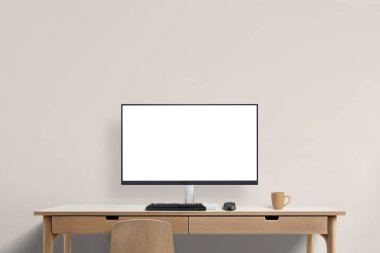 Çalışma masasında bilgisayar görüntüsü olan yaratıcı çalışma alanı. Modern ve ilham verici bir ortamda tasarım ve profesyonel sunumlar için ideal.