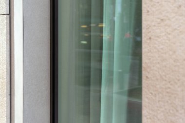 Promosyon ve logo markalaşması için boş yeri olan şirket binasının penceresi. Şirket kimliği ve reklam fırsatları için ideal.