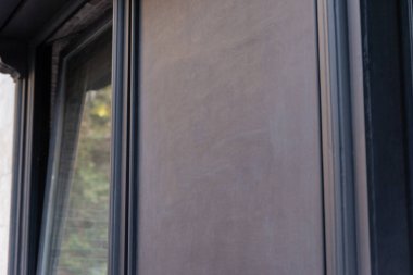 Logo markalaşması için restoran ve mağaza girişlerinde siyah yüzey. Kentsel ortamlarda şık markalaşma ve tanıtım fırsatları için ideal