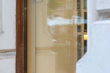 Modern şehir binasının vitrininde. Boş alan logo tanıtımı ve markalaşma, vitrin önü reklamcılığı ve şehir tarzı için mükemmel.