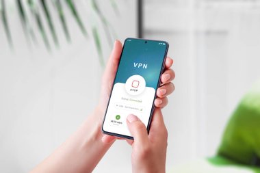 Akıllı telefondaki VPN bağlantı uygulamasını kullanarak. Modern dijital konseptte mobil güvenliği, gizlilik korumasını ve güvenli internet erişimini vurgular