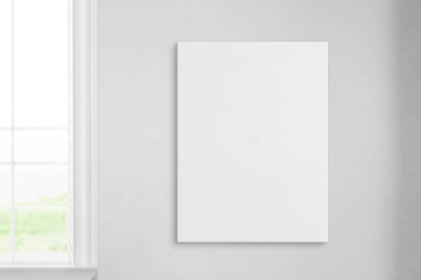 Pencerenin yanındaki duvarda dikey resim tuvali var. Temiz yüzey sanat sunumu için ideal. Sanat eserlerini sergilemek ve biraz zarafetle iç tasarımı geliştirmek için mükemmel.