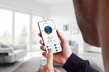 Mobil bir uygulama ile ev ısısını kontrol etmek. İnsan sıcaklığı ideal konfor ve enerji verimliliği için kaydırma çubuğuyla ayarlar.