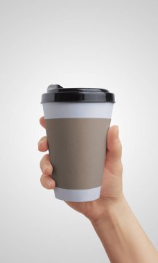 Boş bir plastik ya da kağıt tasarımı içinde bir kahve fincanını tutmak markalaşma, promosyon içeriği ya da ürün sunumu için mükemmeldir.