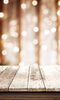 Arka planında Bokeh Noel ışıkları olan beyaz köy masası, ürün promosyonları ve festival kampanyaları için ideal boş bir yüzey sağlıyor.