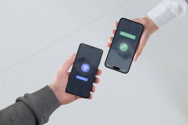 Smartphone 'un başka bir akıllı telefona POS terminali gibi çalışan bir ödemeyi başlatması, akranlar arası sorunsuz aktarımlar için telefon teknolojisini gösteriyor