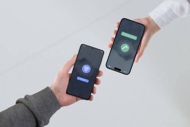 Smartphone 'un başka bir akıllı telefona POS terminali gibi çalışan bir ödemeyi başlatması, akranlar arası sorunsuz aktarımlar için telefon teknolojisini gösteriyor