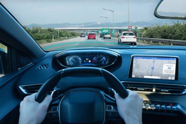 Yoğun bir şehir otoyolunda, AI motorlu takip araçları, hız, mesafe ve şerit değişiklikleriyle modern bir araba içindeki sürücüler perspektifi