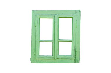 Eski ahşap pencere yeşile boyanmış, biraz sağa eğilmiş, dört ayrı pencere var, kırsal ve yıpranmış bir cazibeyi çağrıştırıyor.