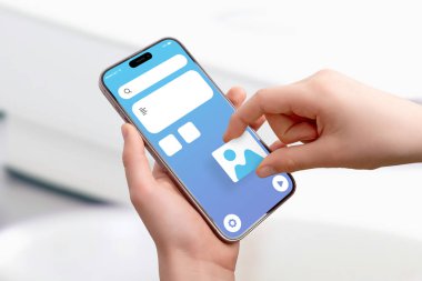 El ele tutuşmanın akıllı telefonu, resim kutusunun uygulama arayüzüne yerleştirilmesi, sürükleme ve bırakma UI tasarımı ve mobil uygulama geliştirme kavramı