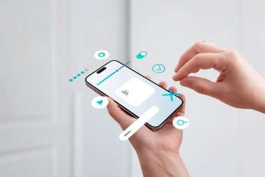 El ele tutuşan akıllı telefon, ekranda UI ögeleri birleştirme, mobil uygulama arayüzü tasarımı ve kullanıcı deneyimi kavramı