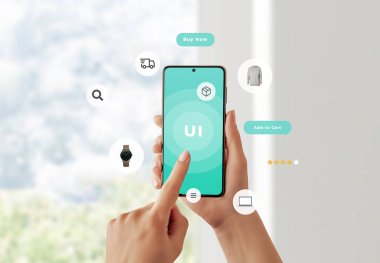 Ekranda UI arayüzü olan akıllı telefon, çevrimiçi alışveriş uygulaması oluşturma konsepti, elektronik ticaret unsurları ve aygıtı çevreleyen ürün simgeleri