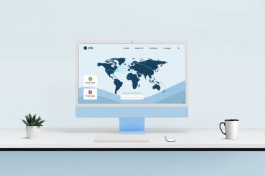 Modern bir çalışma alanı konseptinde mavi bir masaüstü ekranında küresel sunucu haritası, bağlantı durumu ve hız göstergesi bulunan VPN paneli.