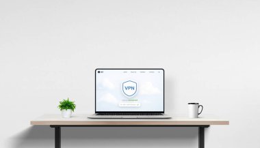 Bilgisayarında VPN ekranı ve boş duvar arkaplanı olan modern çalışma alanı, özel tanıtım metinleri veya kampanya görselleri eklemek için mükemmel.