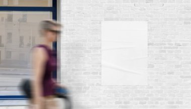 Geçen kadınla dikey poster modeli. Reklam, grafik tasarım ve şehir ortamında tanıtım için temiz bir yüzey