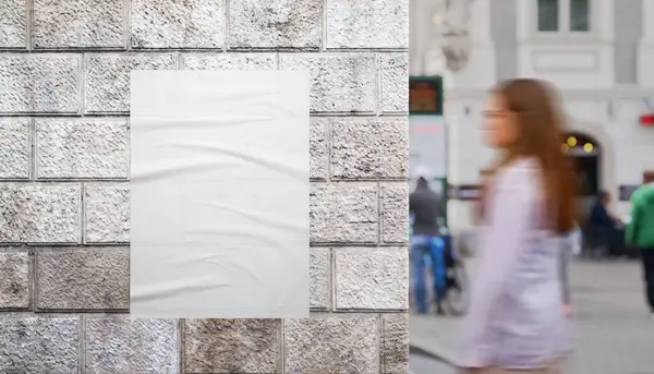 Yaya bölgesindeki şehir duvarında şehir posterinin önünden geçen bir kız. Yaratıcı baskı veya reklam tasarımı için mükemmel