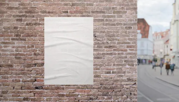 Kaldırımın kenarındaki tuğla cephesinde boş posterli şehir caddesi manzarası. İzleri, reklamları veya görsel içeriği desteklemek için mükemmel bir model..