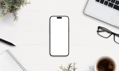 Operasyon görüşlü akıllı telefon modeli beyaz masada kahve, dizüstü bilgisayar, defter ve gözlüklerle. Uygulama tasarımı, UI sunumu ya da markalaşma için mükemmel