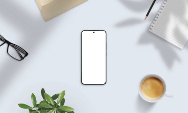 Kahve, bardaklar, defterler ve gölgelerle aydınlık masa üzerinde akıllı telefon modeli. Uygulamalar ve dijital içeriğin doğal sunumu için mükemmel