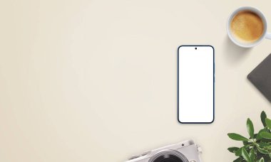 Bej masadaki akıllı telefon modeli. Promosyon metni için sol tarafında büyük bir boşluk var. Kahve, kamera, defter ve bitkilerle çevrili.