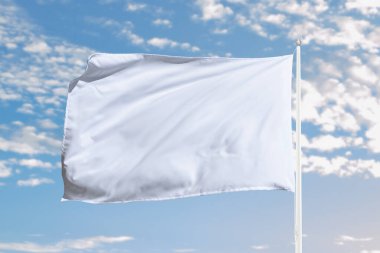 Açık havada hareketli beyaz bayrak, barışçıl kavramlar, teslim olma sembolizmi veya minimalist markalaşma sunumları için idealdir.