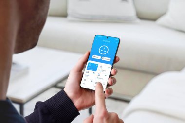 Modern evdeki akıllı aygıtların zamanlayıcı ve zamanlayıcı kontrolü için akıllı telefon arayüzü