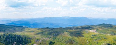 Jahorina platosunun geniş panoramik manzarası ve Bosna 'nın doğal yolları ve açık gökyüzü ile çevrili dağları