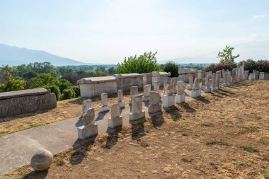 Antik Yunan ve Roma çeliğinden oluşan sıra, Philippi arkeolojik kompleksinin bir parçası olan taş lapidaryumdaki kaidelerin üzerinde sergilendi.