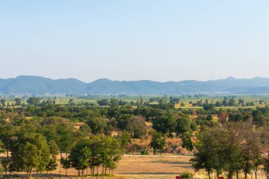 Filippi 'nin antik tiyatrosundan geniş tarım manzarası, tarlalar ve dağlar dramatik bir zemin olarak kullanılıyor.
